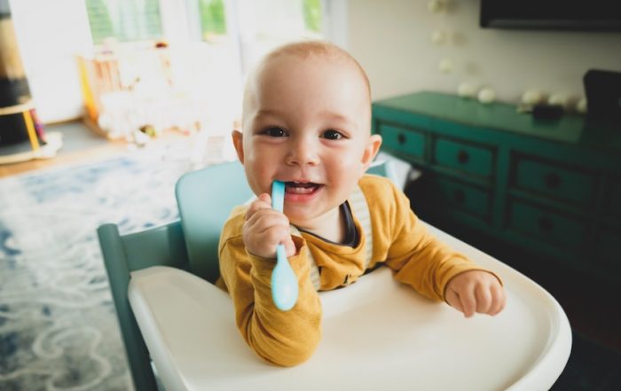 Baby beißt in Zahnbürste - Zähne - Beißen